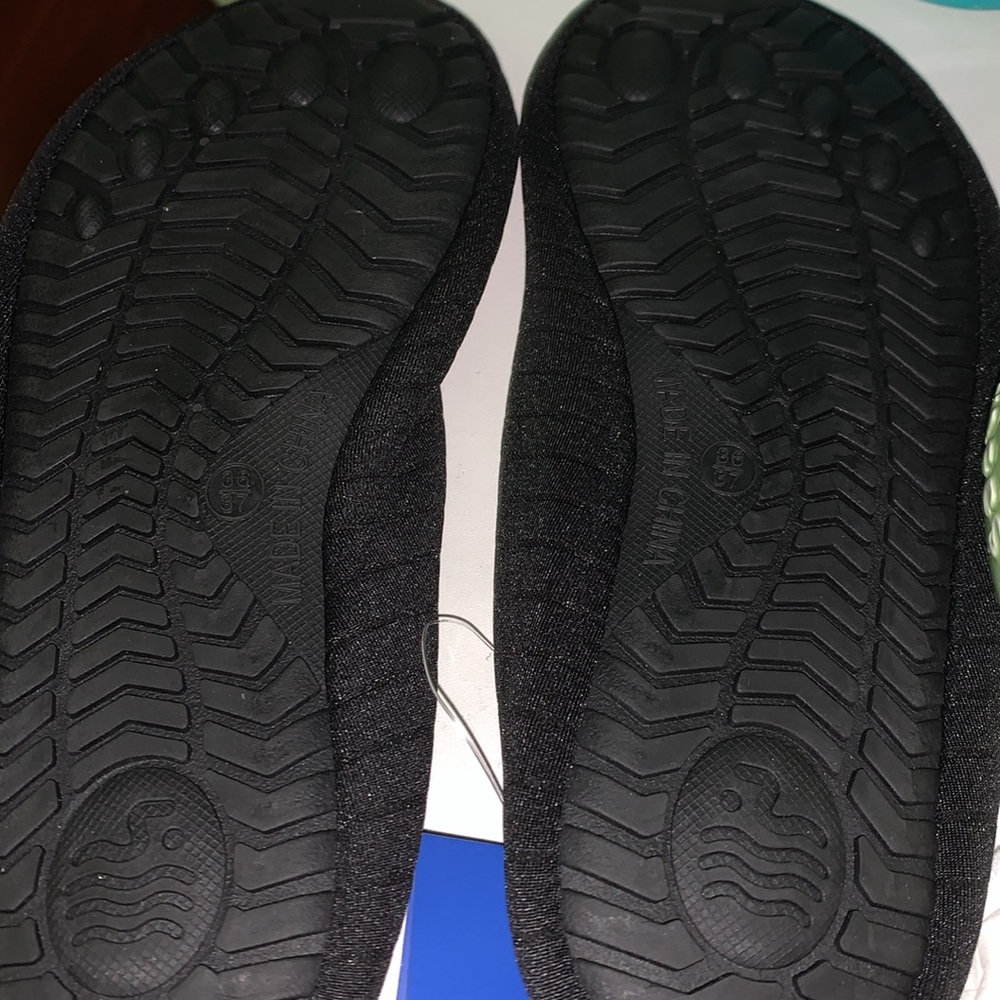 WateLves Black Water Shoes nwt - Picture 3 of 9
